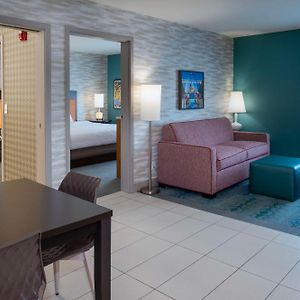 King Suite Hearing Access or Non-Smoking